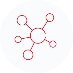 Ein lächelnder Mann mit langen Haaren in einem Pferdeschwanz und einem schwarzen Hemd steht auf einer von Bäumen gesäumten Straße und hält in der einen Hand ein Glas und in der anderen eine Flasche. Auf beiden Seiten der Straße sind Autos geparkt.